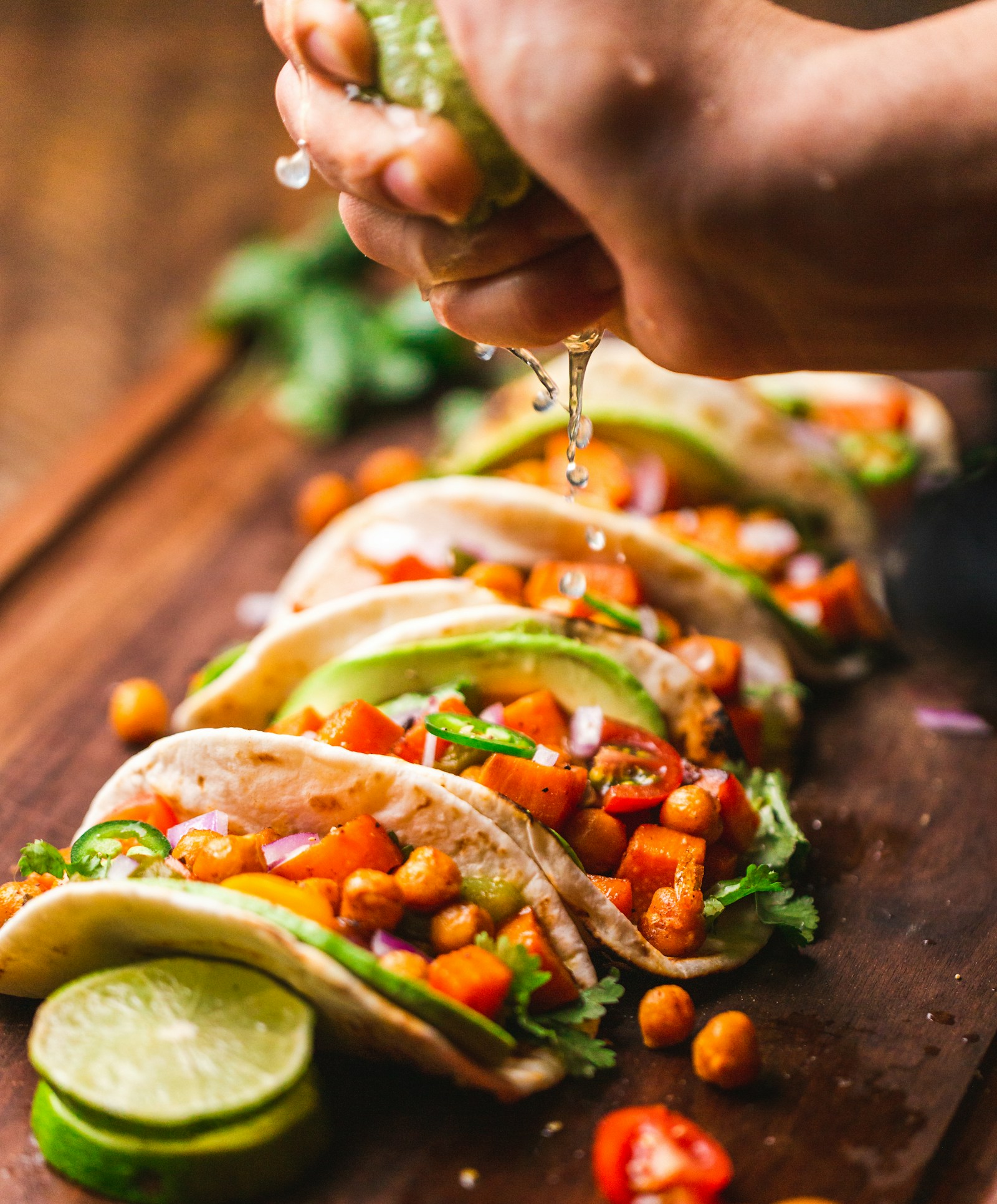 Tacos mit Salsa und Limette